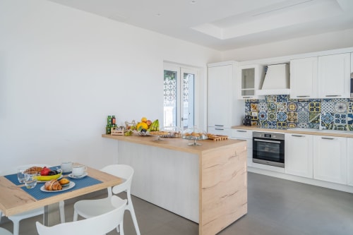 Villa Ariele | Villa con 4 camere a Sorrento, piscina e solarium, wifi, parcheggio, colazione km0, vista mare, vista montagne, piastrelle tipiche locali, nuova ristrutturazione, vicino al mare, costiera amalfitana, vicino le attrazioni.