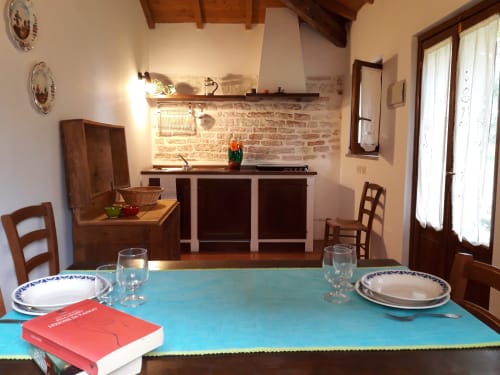 Agriturismo Ca' le Suore | Trilocale piccolo a Cagli, Marche, casa vacanze provincia Pesaro Urbino. Appartamento con terrazza, vista giardino, soggiorno con angolo cottura, camera matrimoniale, divano letto, bagno con doccia. Wifi, TV, spazio esterno, piscina con sdraio, campo da tennis, camino, ventilatore.