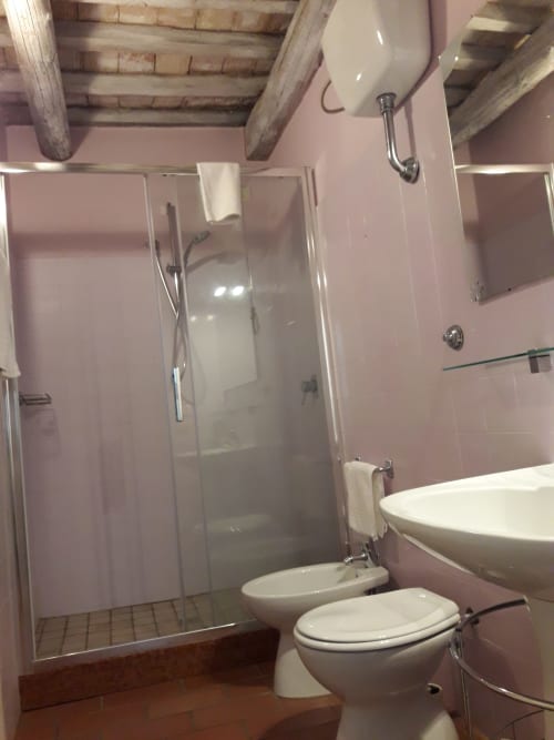Agriturismo Ca' le Suore | Trilocale piccolo a Cagli, Marche, casa vacanze provincia Pesaro Urbino. Appartamento con terrazza, vista giardino, soggiorno con angolo cottura, camera matrimoniale, divano letto, bagno con doccia. Wifi, TV, spazio esterno, piscina con sdraio, campo da tennis, camino, ventilatore.
