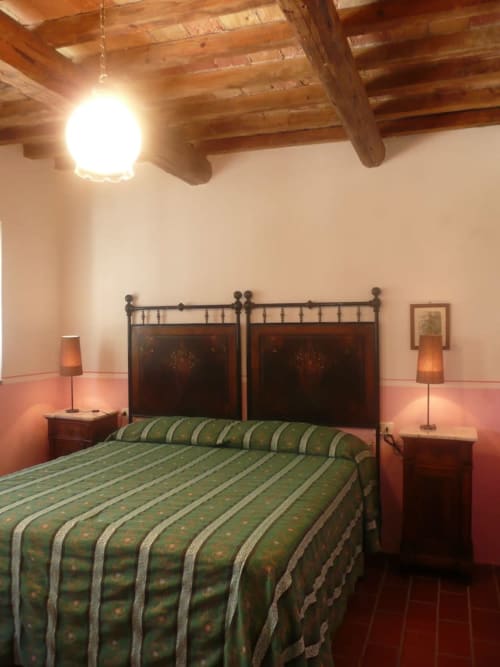 Agriturismo Ca' le Suore | Trilocale piccolo a Cagli, Marche, casa vacanze provincia Pesaro Urbino. Appartamento con terrazza, vista giardino, soggiorno con angolo cottura, camera matrimoniale, divano letto, bagno con doccia. Wifi, TV, spazio esterno, piscina con sdraio, campo da tennis, camino, ventilatore.