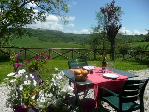 Agriturismo Ca' le Suore | Bilocale per disabili a Cagli, Marche, casa vacanze accessibile ai disabili provincia Pesaro Urbino. Strutture per disabili. Appartamento accessibile con terrazza, vista giardino, soggiorno con angolo cottura, camera matrimoniale, divano letto, bagno con doccia. Wifi, TV, spazio esterno, piscina con sdraio, campo da tennis, camino, ventilatore.