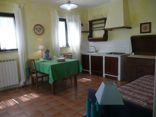 Agriturismo Ca' le Suore | Bilocale per disabili a Cagli, Marche, casa vacanze accessibile ai disabili provincia Pesaro Urbino. Strutture per disabili. Appartamento accessibile con terrazza, vista giardino, soggiorno con angolo cottura, camera matrimoniale, divano letto, bagno con doccia. Wifi, TV, spazio esterno, piscina con sdraio, campo da tennis, camino, ventilatore.