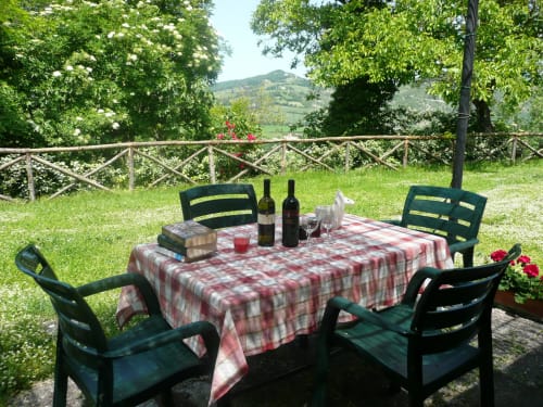 Agriturismo Ca' le Suore | Trilocale piccolo a Cagli, Marche, casa vacanze provincia Pesaro Urbino. Appartamento con terrazza, vista giardino, soggiorno con angolo cottura, camera matrimoniale, divano letto, bagno con doccia. Wifi, TV, spazio esterno, piscina con sdraio, campo da tennis, camino, ventilatore.