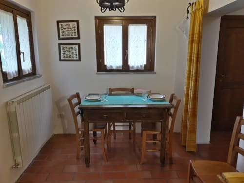 Agriturismo Ca' le Suore | Trilocale piccolo a Cagli, Marche, casa vacanze provincia Pesaro Urbino. Appartamento con terrazza, vista giardino, soggiorno con angolo cottura, camera matrimoniale, divano letto, bagno con doccia. Wifi, TV, spazio esterno, piscina con sdraio, campo da tennis, camino, ventilatore.