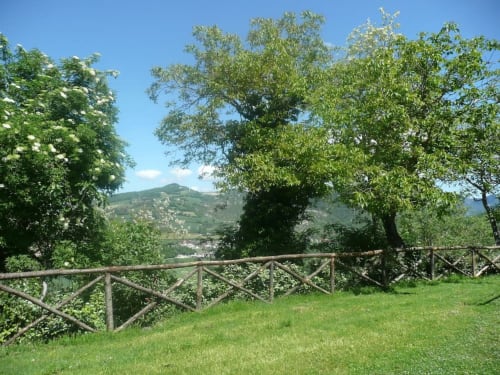 Agriturismo Ca' le Suore | Trilocale piccolo a Cagli, Marche, casa vacanze provincia Pesaro Urbino. Appartamento con terrazza, vista giardino, soggiorno con angolo cottura, camera matrimoniale, divano letto, bagno con doccia. Wifi, TV, spazio esterno, piscina con sdraio, campo da tennis, camino, ventilatore.