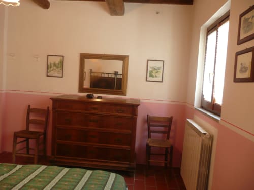 Agriturismo Ca' le Suore | Trilocale piccolo a Cagli, Marche, casa vacanze provincia Pesaro Urbino. Appartamento con terrazza, vista giardino, soggiorno con angolo cottura, camera matrimoniale, divano letto, bagno con doccia. Wifi, TV, spazio esterno, piscina con sdraio, campo da tennis, camino, ventilatore.
