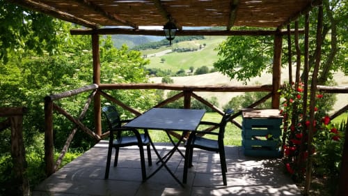 Agriturismo Ca' le Suore | Bilocale a Cagli, Marche. Appartamento con terrazza, vista giardino, soggiorno con angolo cottura, camera matrimoniale, divano letto, bagno con doccia. Wifi, TV, spazio esterno, piscina con sdraio, campo da tennis, camino, ventilatore.