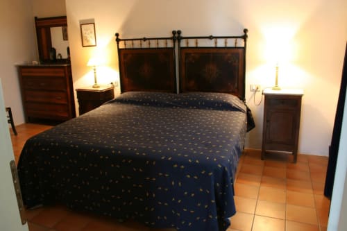 Agriturismo Ca' le Suore | Bilocale per disabili a Cagli, Marche, casa vacanze accessibile ai disabili provincia Pesaro Urbino. Strutture per disabili. Appartamento accessibile con terrazza, vista giardino, soggiorno con angolo cottura, camera matrimoniale, divano letto, bagno con doccia. Wifi, TV, spazio esterno, piscina con sdraio, campo da tennis, camino, ventilatore.