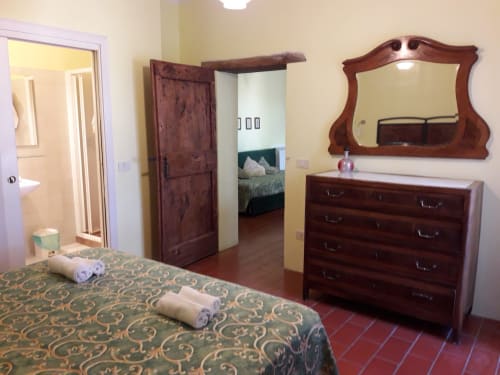 Agriturismo Ca' le Suore | Bilocale a Cagli, Marche. Appartamento con terrazza, vista giardino, soggiorno con angolo cottura, camera matrimoniale, divano letto, bagno con doccia. Wifi, TV, spazio esterno, piscina con sdraio, campo da tennis, camino, ventilatore.