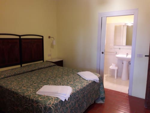 Agriturismo Ca' le Suore | Bilocale a Cagli, Marche. Appartamento con terrazza, vista giardino, soggiorno con angolo cottura, camera matrimoniale, divano letto, bagno con doccia. Wifi, TV, spazio esterno, piscina con sdraio, campo da tennis, camino, ventilatore.