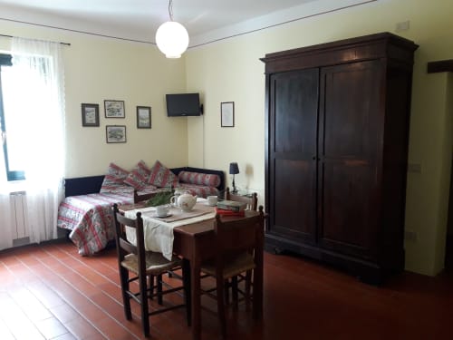 Agriturismo Ca' le Suore | Bilocale a Cagli, Marche. Appartamento con terrazza, vista giardino, soggiorno con angolo cottura, camera matrimoniale, divano letto, bagno con doccia. Wifi, TV, spazio esterno, piscina con sdraio, campo da tennis, camino, ventilatore.