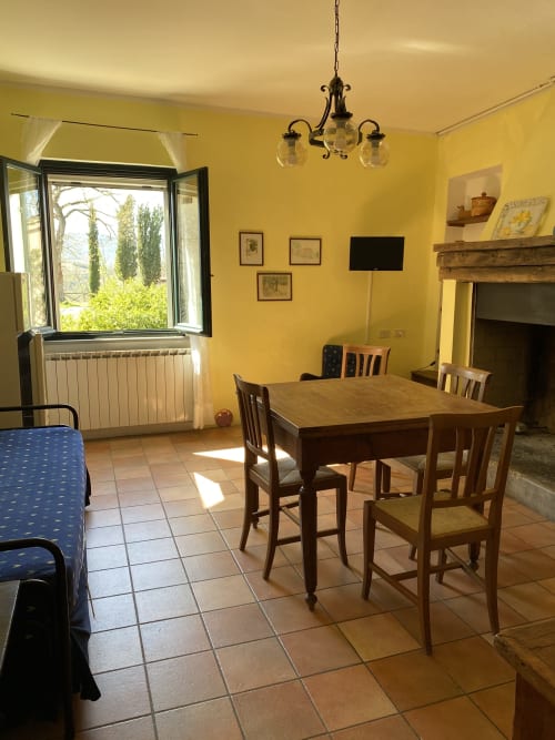 Agriturismo Ca' le Suore | Bilocale a Cagli, Marche. Appartamento con terrazza, vista giardino, soggiorno con angolo cottura, camera matrimoniale, divano letto, bagno con doccia. Wifi, TV, spazio esterno, piscina con sdraio, campo da tennis, camino, ventilatore.
