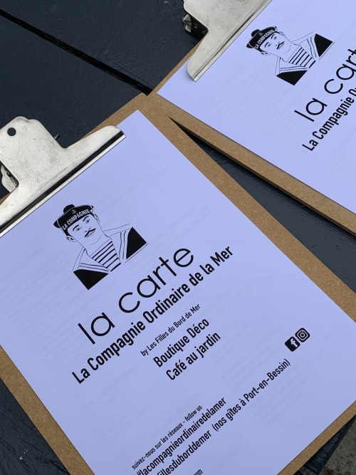 Merchandising La Corte pour Les Filles du Bord de Mer à Port-en-Bessin, France