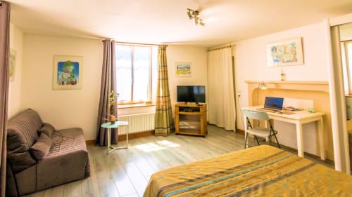 Le gîte « Images » met en valeur les imageries d’Epinal, composé d’une chambre avec espace salon, d’une cuisine équipée, d’une douche et d’un WC séparé. Wifi gratuit, télévision. Possibilité d’avoir accès au SPA. 