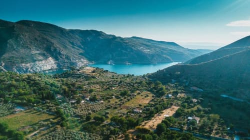 Embalse de Canales: Naturaleza y Tranquilidad a Pocos Minutos
El Embalse de Canales, situado en las faldas de Sierra Nevada y a tan solo 15 minutos en coche desde Casa Rural Alba Montis, es un lugar ideal para disfrutar de la naturaleza. Este embalse ofrece paisajes impresionantes, rutas de senderismo y la posibilidad de practicar deportes acuáticos como la natación