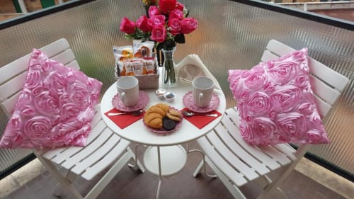 Sweet Rest | Camere a Roma con Tv, Wifi, soggiorno, cucina attrezzata, doccia, asciugacapelli, forno, zona pranzo. Nelle vicinanze : Trastevere, Tempio Maggiore, Campo de' Fiori, Foro Romano, Basilica di Santa Maria, Belvedere del Gianincolo, Fontana dell'Acqua Paola, Ghetto di Roma, Villa Carpegna, Colosseo, Fiume Tevere, Altare della Patria.