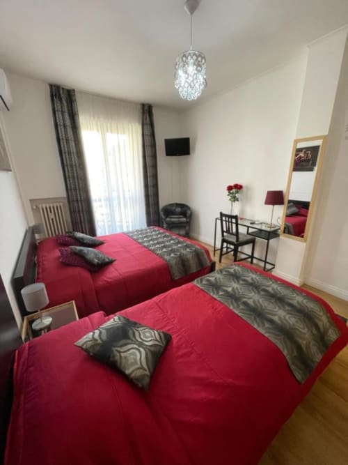 Sweet Rest | Camere a Roma con Tv, Wifi, soggiorno, cucina attrezzata, doccia, asciugacapelli, forno, zona pranzo. Nelle vicinanze : Trastevere, Tempio Maggiore, Campo de' Fiori, Foro Romano, Basilica di Santa Maria, Belvedere del Gianincolo, Fontana dell'Acqua Paola, Ghetto di Roma, Villa Carpegna, Colosseo, Fiume Tevere, Altare della Patria.