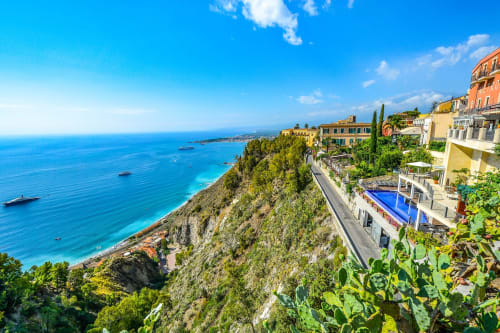 TH Luxury rooms | Camere e Suite a Catania e Giardini Naxos, Sicilia. Soggiorno di coppia, comfort completo con letto matrimoniale e jacuzzi in camera. Bagno privato, doccia con cromoterapia, TV, WIfi, Minibar, Scrivania, Sala. Accessibile ai disabili. Pacchetti di benvenuto con sorprese romantiche.