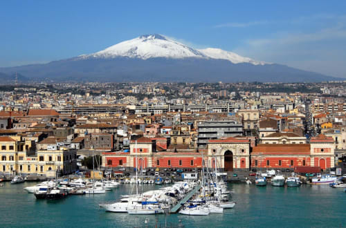 TH Luxury rooms | Camere e Suite a Catania e Giardini Naxos, Sicilia. Soggiorno di coppia, comfort completo con letto matrimoniale e jacuzzi in camera. Bagno privato, doccia con cromoterapia, TV, WIfi, Minibar, Scrivania, Sala. Accessibile ai disabili. Pacchetti di benvenuto con sorprese romantiche.