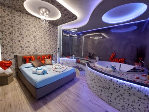 TH Luxury rooms | Camere e Suite a Catania e Giardini Naxos, Sicilia. Soggiorno di coppia, comfort completo con letto matrimoniale e jacuzzi in camera. Bagno privato, doccia con cromoterapia, TV, WIfi, Minibar, Scrivania, Sala. Accessibile ai disabili. Pacchetti di benvenuto con sorprese romantiche.