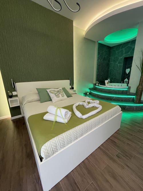 TH Luxury rooms | Camere e Suite a Catania e Giardini Naxos, Sicilia. Soggiorno di coppia, comfort completo con letto matrimoniale e jacuzzi in camera. Bagno privato, doccia con cromoterapia, TV, WIfi, Minibar, Scrivania, Sala. Accessibile ai disabili. Pacchetti di benvenuto con sorprese romantiche.