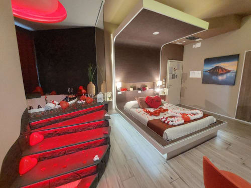 TH Luxury rooms | Camere e Suite a Catania e Giardini Naxos, Sicilia. Soggiorno di coppia, comfort completo con letto matrimoniale e jacuzzi in camera. Bagno privato, doccia con cromoterapia, TV, WIfi, Minibar, Scrivania, Sala. Accessibile ai disabili. Pacchetti di benvenuto con sorprese romantiche.