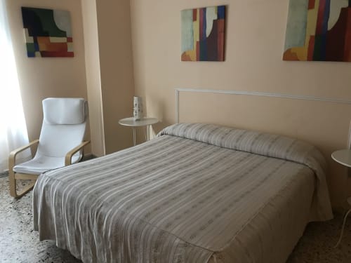 B&B San Severo | Offre 3 camere in centro a Napoli. Dispone di Wifi gratuito, aria condizionata, ventilatore, ferro da stiro, scrivania, asciugacapelli, TV schermo piatto, balcone, terrazza. Nelle vicinanze: Duomo, Museo Mann, San Gregorio Armeno, Cappella Sansevero, Università Federico II, Quartiere Sanità, pizzerie storiche, Museo Madre, Metropolitana, Piazza Bellini.