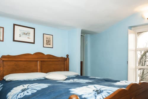 Blue Room | Villa Mirano B&B, just outside Turin. It offers free Wifi, flat screen TV, wardrobe, air conditioning, hairdryer, private bathroom, shower, DVD player, dining room, lounge, outdoor pool.