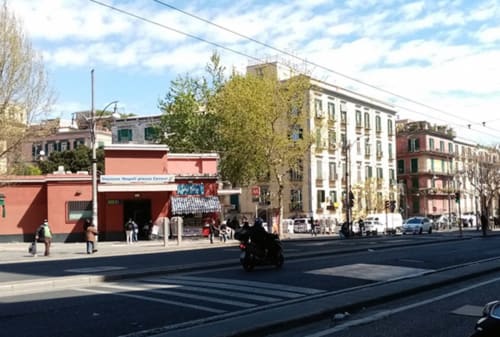 B&B San Severo | Offre 3 camere in centro a Napoli. Dispone di Wifi gratuito, aria condizionata, ventilatore, ferro da stiro, scrivania, asciugacapelli, TV schermo piatto, balcone, terrazza. Nelle vicinanze: Duomo, Museo Mann, San Gregorio Armeno, Cappella Sansevero, Università Federico II, Quartiere Sanità, pizzerie storiche, Museo Madre, Metropolitana, Piazza Bellini.