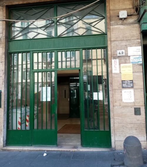 B&B San Severo | Offre 3 camere in centro a Napoli. Dispone di Wifi gratuito, aria condizionata, ventilatore, ferro da stiro, scrivania, asciugacapelli, TV schermo piatto, balcone, terrazza. Nelle vicinanze: Duomo, Museo Mann, San Gregorio Armeno, Cappella Sansevero, Università Federico II, Quartiere Sanità , pizzerie storiche, Museo Madre, Metropolitana, Piazza Bellini.