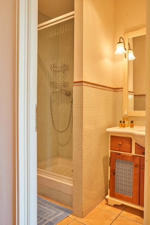 salle de bain avec douche