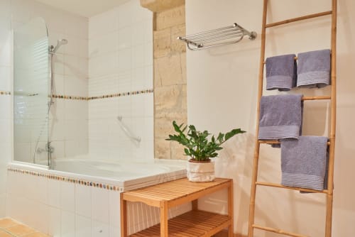 salle de bain avec baignoire / douche