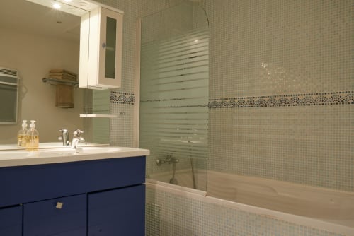 salle de bain avec baignoire / douche