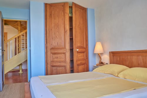 chambre avec lit 160x180 , vue sur jardin et piscine