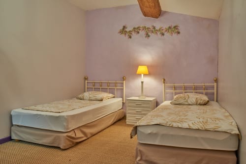 chambre avec deux lits simples
