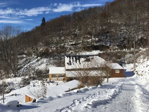   Espace Spa Jacuzzi entrée et terrasse privative, jardin privatif, grand lit double, lumineuse, bordée d'un torrent directement sur la terrasse, vue direct sur la nature, sans voisins, en Aubrac, grand lit double, chambres, hotel en Aubrac , en Aveyron, coin bureau, télétravail, tv et wifi haut débit, salle de bain douche à l'italienne refaite en 2023,  4 personnes.  Espace barbecue frigo réfrigérateur viande d' Aubrac  Chambre cocooning tranquille, vue sur la nature, et torrent d'Aubrac en Aveyron séjour chambre d'hôtes aubrac Aveyron nature 12 neige ski hotel hébergement authentique plateau aubrac randonnée éco écologique hôtels atypique, montagne campagne original logement rivière truites vaches buron laguiole nasbinals cascade du deroc transhumance original.repas pension Plateau dinatoire pour deux personnes