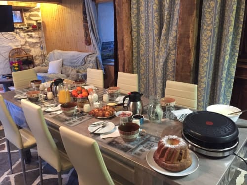 Espace Spa Jacuzzi entrée et terrasse privative, jardin privatif, grand lit double, lumineuse, bordée d'un torrent directement sur la terrasse, vue direct sur la nature, sans voisins, en Aubrac, grand lit double, chambres, hotel en Aubrac , en Aveyron, coin bureau, télétravail, tv et wifi haut débit, salle de bain douche à l'italienne refaite en 2023,  4 personnes.  Espace barbecue frigo réfrigérateur viande d' Aubrac  Chambre cocooning tranquille, vue sur la nature, et torrent d'Aubrac en Aveyron séjour chambre d'hôtes aubrac Aveyron nature 12 neige ski hotel hébergement authentique plateau aubrac randonnée éco écologique hôtels atypique, montagne campagne original logement rivière truites vaches buron laguiole nasbinals cascade du deroc transhumance original.repas pension Plateau dinatoire pour deux personnes petit déjeuner