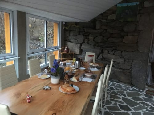 Espace Spa Jacuzzi entrée et terrasse privative, jardin privatif, grand lit double, lumineuse, bordée d'un torrent directement sur la terrasse, vue direct sur la nature, sans voisins, en Aubrac, grand lit double, chambres, hotel en Aubrac , en Aveyron, coin bureau, télétravail, tv et wifi haut débit, salle de bain douche à l'italienne refaite en 2023,  4 personnes.  Espace barbecue frigo réfrigérateur viande d' Aubrac  Chambre cocooning tranquille, vue sur la nature, et torrent d'Aubrac en Aveyron séjour chambre d'hôtes aubrac Aveyron nature 12 neige ski hotel hébergement authentique plateau aubrac randonnée éco écologique hôtels atypique, montagne campagne original logement rivière truites vaches buron laguiole nasbinals cascade du deroc transhumance original.repas pension Plateau dinatoire pour deux personnes petit déjeuner