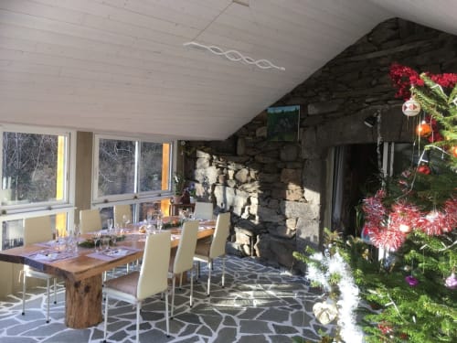 Espace Spa Jacuzzi entrée et terrasse privative, jardin privatif, grand lit double, lumineuse, bordée d'un torrent directement sur la terrasse, vue direct sur la nature, sans voisins, en Aubrac, grand lit double, chambres, hotel en Aubrac , en Aveyron, coin bureau, télétravail, tv et wifi haut débit, salle de bain douche à l'italienne refaite en 2023,  4 personnes.  Espace barbecue frigo réfrigérateur viande d' Aubrac  Chambre cocooning tranquille, vue sur la nature, et torrent d'Aubrac en Aveyron séjour chambre d'hôtes aubrac Aveyron nature 12 neige ski hotel hébergement authentique plateau aubrac randonnée éco écologique hôtels atypique, montagne campagne original logement rivière truites vaches buron laguiole nasbinals cascade du deroc transhumance original.repas pension Plateau dinatoire pour deux personnes petit déjeuner