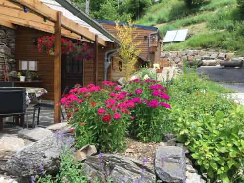 Espace Spa Jacuzzi entrée et terrasse privative, jardin privatif, grand lit double, lumineuse, bordée d'un torrent directement sur la terrasse, vue direct sur la nature, sans voisins, en Aubrac, grand lit double, chambres, hotel en Aubrac , en Aveyron, coin bureau, télétravail, tv et wifi haut débit, salle de bain douche à l'italienne refaite en 2023,  4 personnes.  Espace barbecue frigo réfrigérateur viande d' Aubrac  Chambre cocooning tranquille, vue sur la nature, et torrent d'Aubrac en Aveyron séjour chambre d'hôtes aubrac Aveyron nature 12 neige ski hotel hébergement authentique plateau aubrac randonnée éco écologique hôtels atypique, montagne campagne original logement rivière truites vaches buron laguiole nasbinals cascade du deroc transhumance original.repas pension Plateau dinatoire pour deux personnes petit déjeuner
