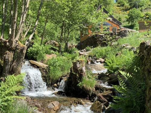Espace Spa Jacuzzi entrée et terrasse privative, jardin privatif, grand lit double, lumineuse, bordée d'un torrent directement sur la terrasse, vue direct sur la nature, sans voisins, en Aubrac, grand lit double, chambres, hotel en Aubrac , en Aveyron, coin bureau, télétravail, tv et wifi haut débit, salle de bain douche à l'italienne refaite en 2023,  4 personnes.  Espace barbecue frigo réfrigérateur viande d' Aubrac  Chambre cocooning tranquille, vue sur la nature, et torrent d'Aubrac en Aveyron séjour chambre d'hôtes aubrac Aveyron nature 12 neige ski hotel hébergement authentique plateau aubrac randonnée éco écologique hôtels atypique, montagne campagne original logement rivière truites vaches buron laguiole nasbinals cascade du deroc transhumance original.repas pension Plateau dinatoire pour deux personnes petit déjeuner