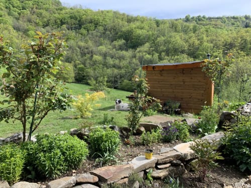 Espace Spa Jacuzzi entrée et terrasse privative, jardin privatif, grand lit double, lumineuse, bordée d'un torrent directement sur la terrasse, vue direct sur la nature, sans voisins, en Aubrac, grand lit double, chambres, hotel en Aubrac , en Aveyron, coin bureau, télétravail, tv et wifi haut débit, salle de bain douche à l'italienne refaite en 2023,  4 personnes.  Espace barbecue frigo réfrigérateur viande d' Aubrac  Chambre cocooning tranquille, vue sur la nature, et torrent d'Aubrac en Aveyron séjour chambre d'hôtes aubrac Aveyron nature 12 neige ski hotel hébergement authentique plateau aubrac randonnée éco écologique hôtels atypique, montagne campagne original logement rivière truites vaches buron laguiole nasbinals cascade du deroc transhumance original.repas pension Plateau dinatoire pour deux personnes petit déjeuner