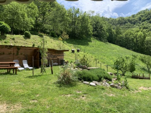 Espace Spa Jacuzzi entrée et terrasse privative, jardin privatif, grand lit double, lumineuse, bordée d'un torrent directement sur la terrasse, vue direct sur la nature, sans voisins, en Aubrac, grand lit double, chambres, hotel en Aubrac , en Aveyron, coin bureau, télétravail, tv et wifi haut débit, salle de bain douche à l'italienne refaite en 2023,  4 personnes.  Espace barbecue frigo réfrigérateur viande d' Aubrac  Chambre cocooning tranquille, vue sur la nature, et torrent d'Aubrac en Aveyron séjour chambre d'hôtes aubrac Aveyron nature 12 neige ski hotel hébergement authentique plateau aubrac randonnée éco écologique hôtels atypique, montagne campagne original logement rivière truites vaches buron laguiole nasbinals cascade du deroc transhumance original.repas pension Plateau dinatoire pour deux personnes petit déjeuner
