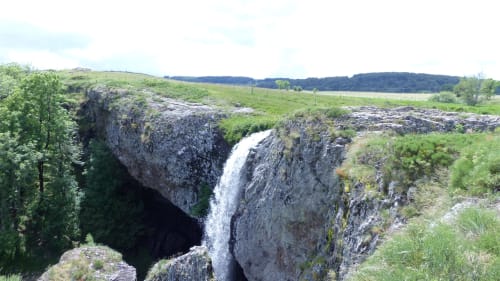 Espace Spa Jacuzzi entrée et terrasse privative, jardin privatif, grand lit double, lumineuse, bordée d'un torrent directement sur la terrasse, vue direct sur la nature, sans voisins, en Aubrac, grand lit double, chambres, hotel en Aubrac , en Aveyron, coin bureau, télétravail, tv et wifi haut débit, salle de bain douche à l'italienne refaite en 2023,  4 personnes.  Espace barbecue frigo réfrigérateur viande d' Aubrac  Chambre cocooning tranquille, vue sur la nature, et torrent d'Aubrac en Aveyron séjour chambre d'hôtes aubrac Aveyron nature 12 neige ski hotel hébergement authentique plateau aubrac randonnée éco écologique hôtels atypique, montagne campagne original logement rivière truites vaches buron laguiole nasbinals cascade du deroc transhumance original.repas pension Plateau dinatoire pour deux personnes petit déjeuner