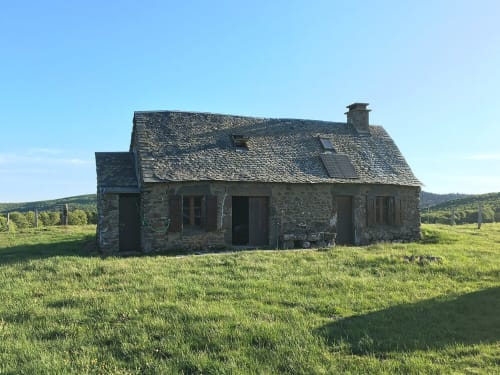 Espace Spa Jacuzzi entrée et terrasse privative, jardin privatif, grand lit double, lumineuse, bordée d'un torrent directement sur la terrasse, vue direct sur la nature, sans voisins, en Aubrac, grand lit double, chambres, hotel en Aubrac , en Aveyron, coin bureau, télétravail, tv et wifi haut débit, salle de bain douche à l'italienne refaite en 2023,  4 personnes.  Espace barbecue frigo réfrigérateur viande d' Aubrac  Chambre cocooning tranquille, vue sur la nature, et torrent d'Aubrac en Aveyron séjour chambre d'hôtes aubrac Aveyron nature 12 neige ski hotel hébergement authentique plateau aubrac randonnée éco écologique hôtels atypique, montagne campagne original logement rivière truites vaches buron laguiole nasbinals cascade du deroc transhumance original.repas pension Plateau dinatoire pour deux personnes petit déjeuner