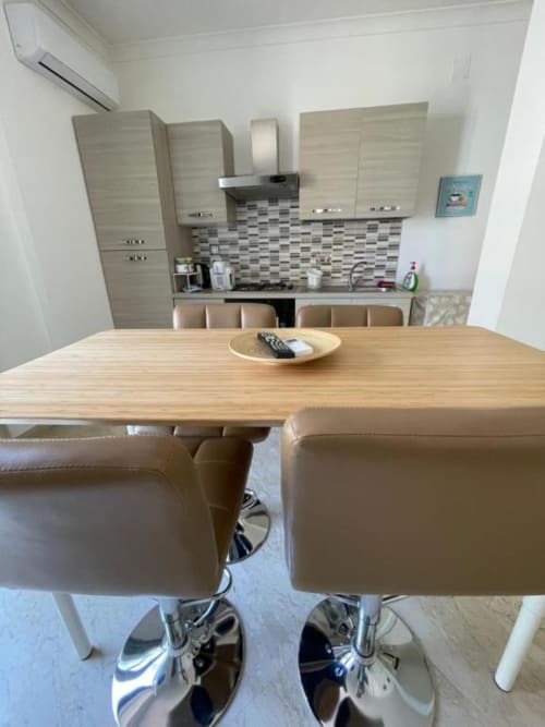 Sweet Rest | Camere a Roma con Tv, Wifi, soggiorno, cucina attrezzata, doccia, asciugacapelli, forno, zona pranzo. Nelle vicinanze : Trastevere, Tempio Maggiore, Campo de' Fiori, Foro Romano, Basilica di Santa Maria, Belvedere del Gianincolo, Fontana dell'Acqua Paola, Ghetto di Roma, Villa Carpegna, Colosseo, Fiume Tevere, Altare della Patria.