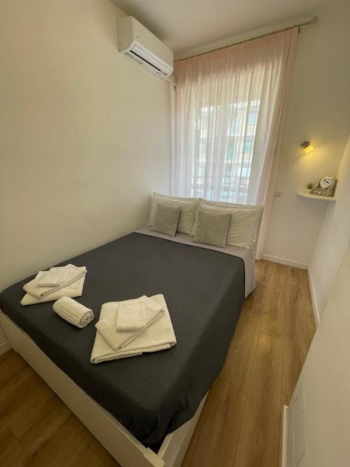 Sweet Rest | Camere a Roma con Tv, Wifi, soggiorno, cucina attrezzata, doccia, asciugacapelli, forno, zona pranzo. Nelle vicinanze : Trastevere, Tempio Maggiore, Campo de' Fiori, Foro Romano, Basilica di Santa Maria, Belvedere del Gianincolo, Fontana dell'Acqua Paola, Ghetto di Roma, Villa Carpegna, Colosseo, Fiume Tevere, Altare della Patria.