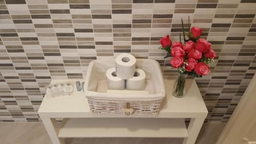 Trastevere Sweet Rest | Boutique Room, Roma. Offre 1 letto matrimoniale alla francese, Tv, Bagno privato esterno, Bidet, asciugacapelli, asciugamani, doccia, prodotti da bagno, cucina, forno, frigorifero, soggiorno, vista cortile.