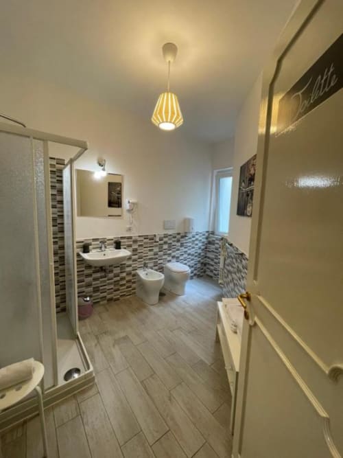 Sweet Rest | Camere a Roma con Tv, Wifi, soggiorno, cucina attrezzata, doccia, asciugacapelli, forno, zona pranzo. Nelle vicinanze : Trastevere, Tempio Maggiore, Campo de' Fiori, Foro Romano, Basilica di Santa Maria, Belvedere del Gianincolo, Fontana dell'Acqua Paola, Ghetto di Roma, Villa Carpegna, Colosseo, Fiume Tevere, Altare della Patria.