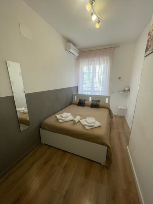 Trastevere Sweet Rest | Boutique Room, Roma. Offre 1 letto matrimoniale alla francese, Tv, Bagno privato esterno, Bidet, asciugacapelli, asciugamani, doccia, prodotti da bagno, cucina, forno, frigorifero, soggiorno, vista cortile.